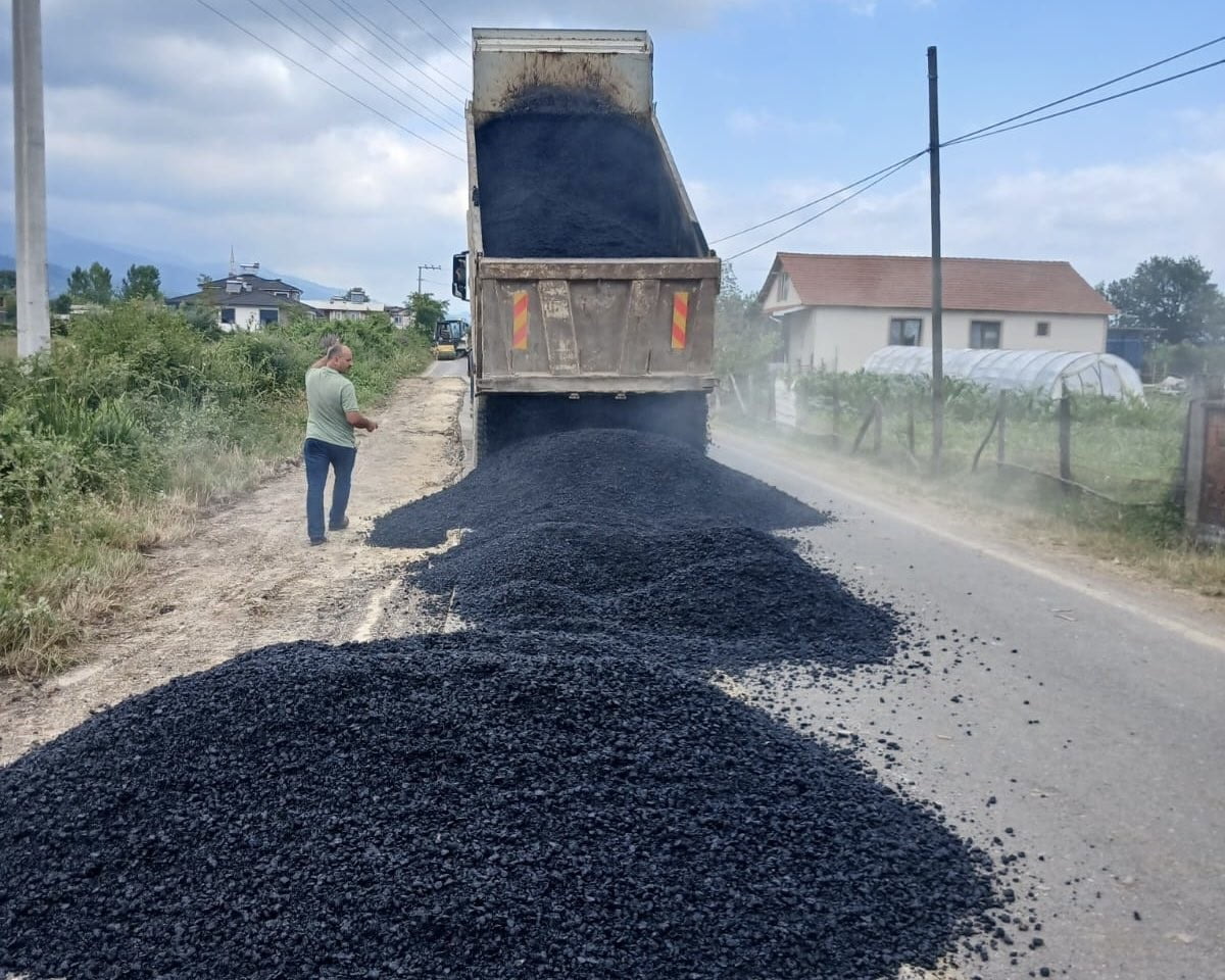 ÇİLİMLİ İLÇESİNE BAĞLI ESENLİ KÖYÜ'NDE YÜRÜTÜLEN ASFALT YAMA ÇALIŞMALARIYLA BOZULAN YOL KESİMLERİ...