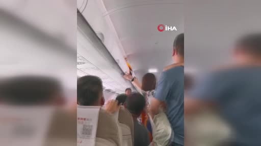 Çin'de Guiyang Longdongbao Uluslararası Havalimanı'na iniş yapan yolcu uçağında, kabin üstü bagaj...