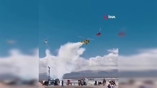 Çin'deki Chaka Tuz Gölü'nde uçuş yapan gyrocopterin turistlerin üzerine düşmesi sonucu 2 kişi...