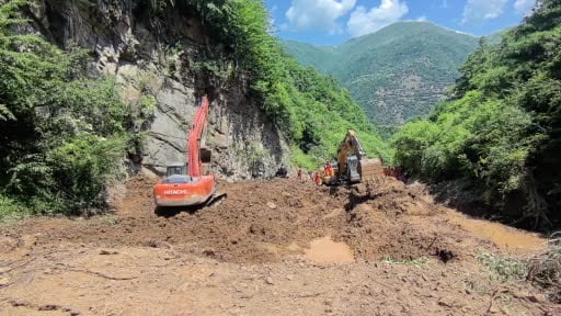 Çin’in batısında bulunan Gansu eyaletinde meydana gelen toprak kaymasında 17 kişi enkaz altından...