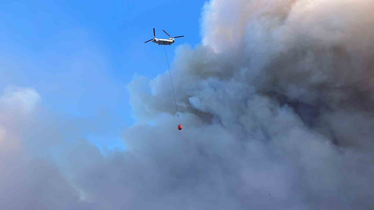 ÇİNE ORMAN YANGININA 4 HELİKOPTER 2 UÇAK HAVADAN MÜDAHALE EDİYOR
