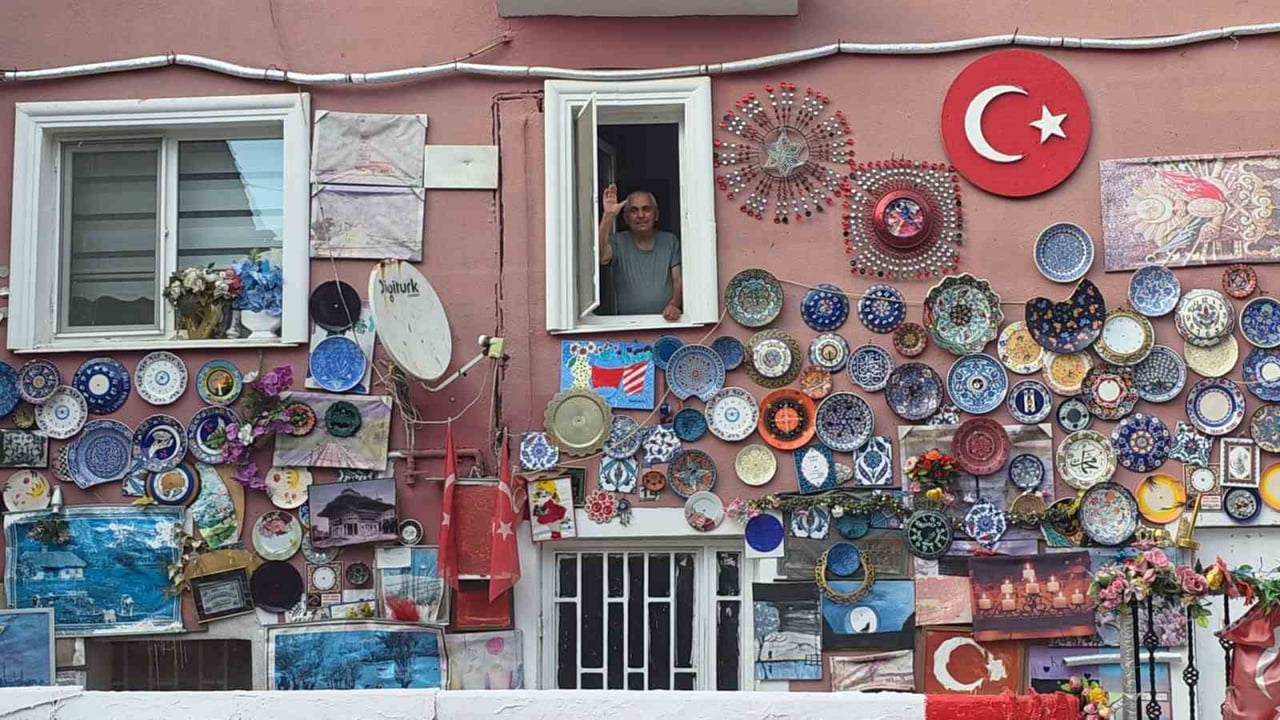ÇİNİ TABAKLARLA KAPLANAN EV, FARKLI GÖRÜNÜMÜYLE MAHALLEDEN GEÇEN VATANDAŞLARIN İLGİSİNİ...