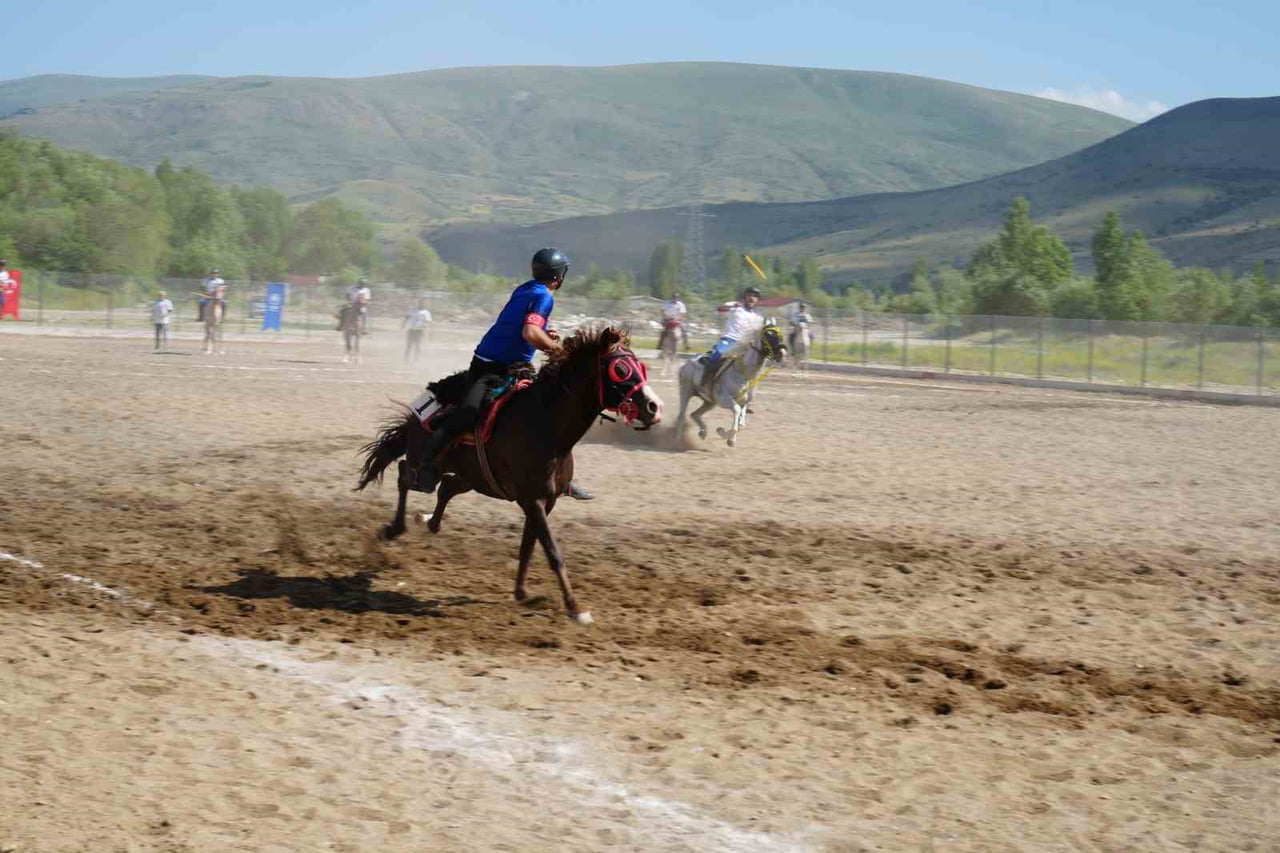 CİRİT FİNALİNDE GERİ DÖNÜŞ: 7 PUAN GERİDEN GELDİ, YARIM PUAN FARKLA BAYBURT ŞAMPİYONU...