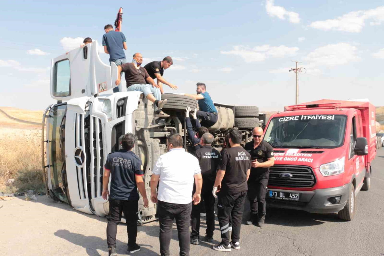 CİZRE İLÇESİNDE VİRAJI ALAMAYARAK DEVRİLEN TIRIN SÜRÜCÜSÜ ARAÇTA SIKIŞARAK YARALANDI.