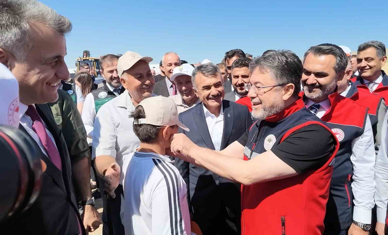 ÇOCUĞUN ISRARI ÜZERİNE YUMAKLI, DAHA ÖNCE YAŞANAN BENZER BİR OLAYA GÖNDERME YAPARAK, "O BİR KERE...