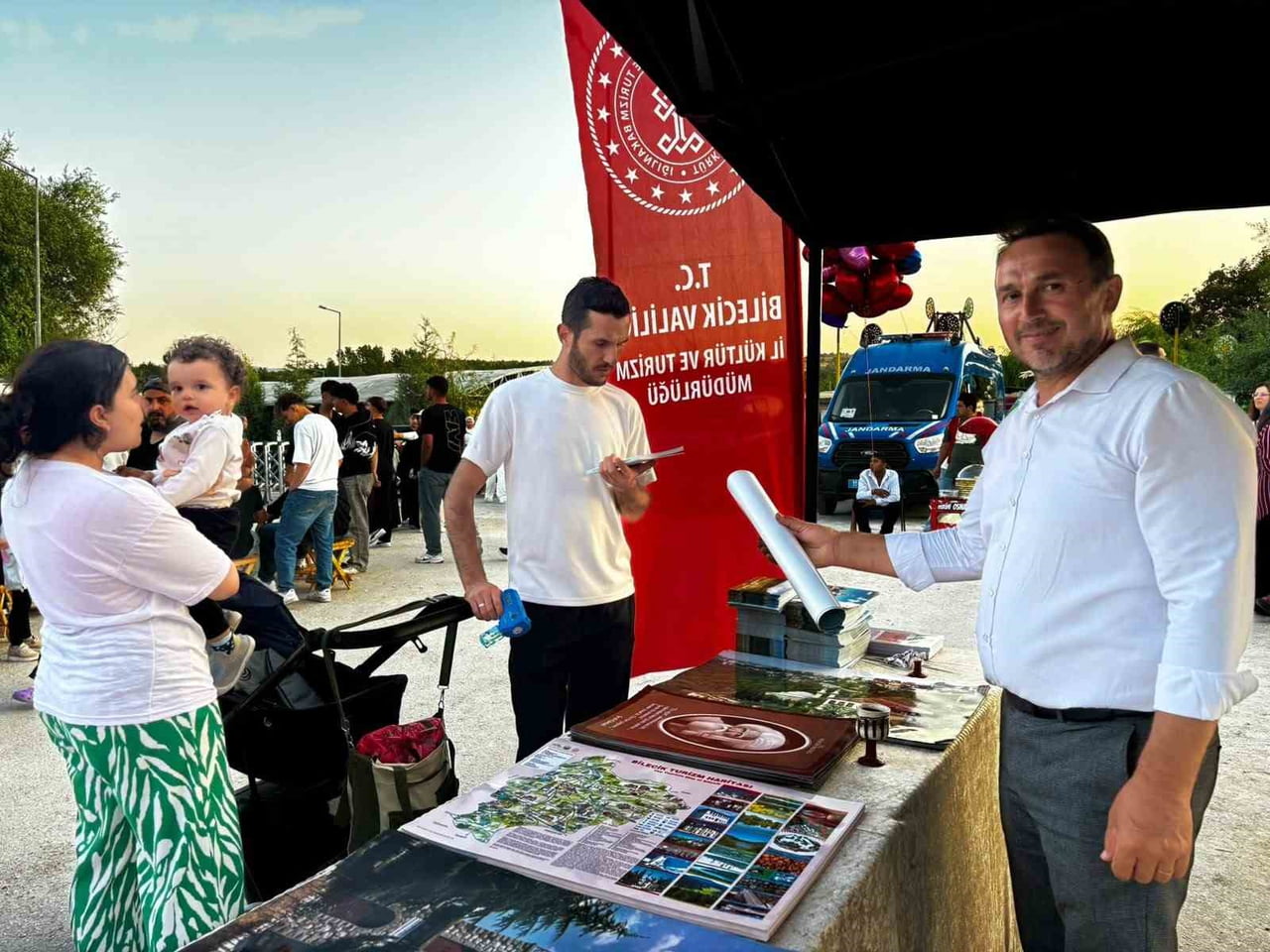 ÇOCUKLAR GEZİCİ KÜTÜPHANEDE KİTAP OKUDU