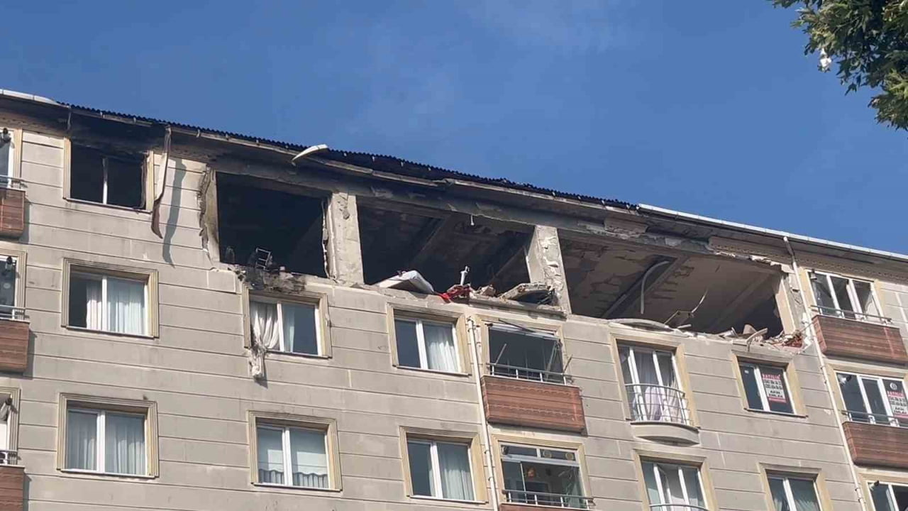 ÇORLU'DA 2 KİŞİNİN HAYATINI KAYBETTİĞİ DOĞAL GAZ PATLAMASININ ARDINDAN GÜNDÜZ SAATLERİNDE...
