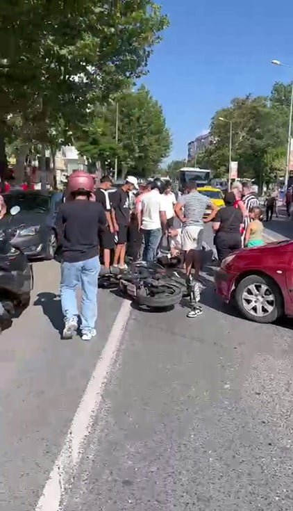 ÇORLU'DA BİR OTOMOBİL DÖNÜŞ YAPARKEN MOTOSİKLET İLE ÇARPIŞTI. KAZA SONRASI YARALANAN MOTOSİKLET...