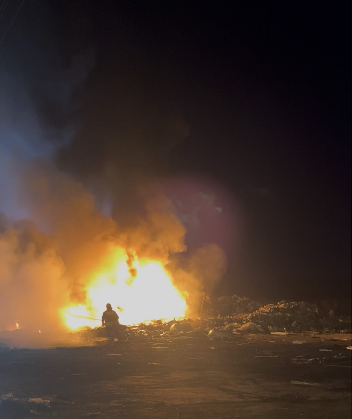 ÇORLU'DA GECE YARISI ATIK DÖKÜM ALANINDA ÇIKAN YANGIN İTFAİYE EKİPLERİNİN YOĞUN ÇABASIYLA...