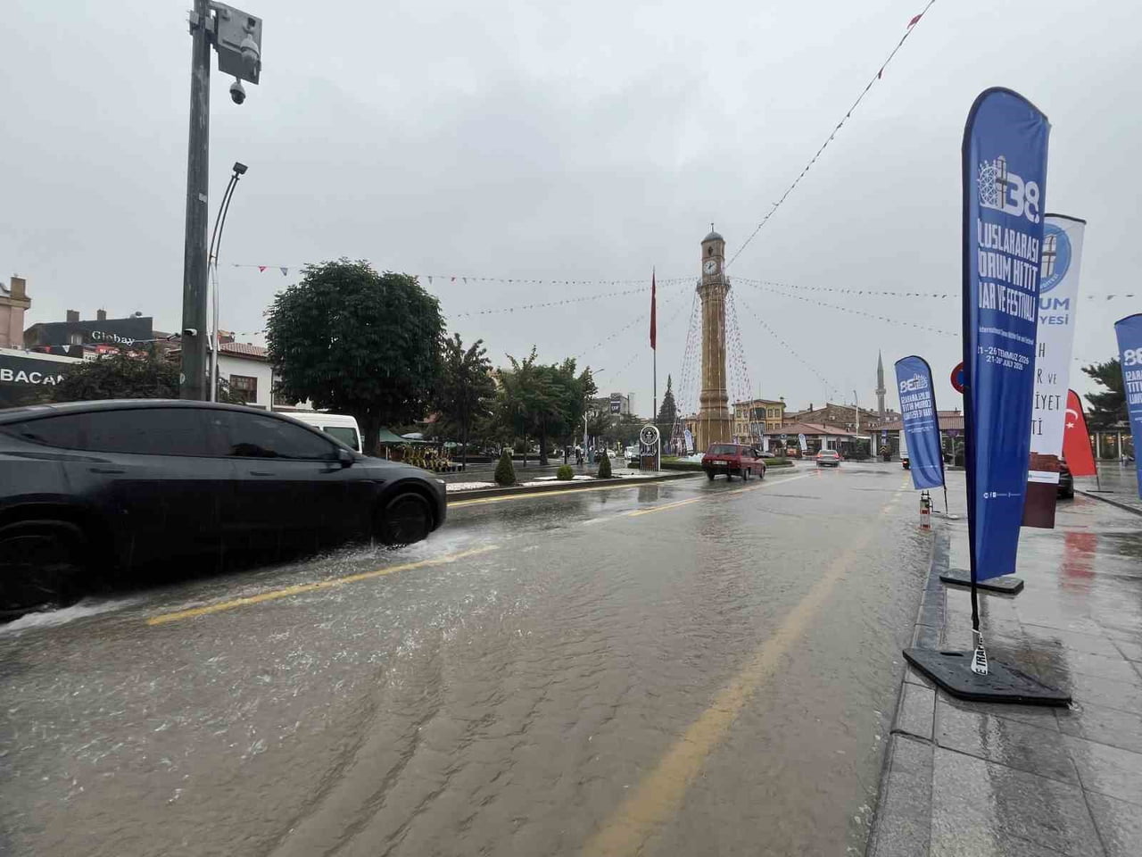 ÇORUM'DA ETKİLİ OLAN KUVVETLİ SAĞANAK YAĞIŞ HAYATINI OLUMSUZ ETKİLEDİ.