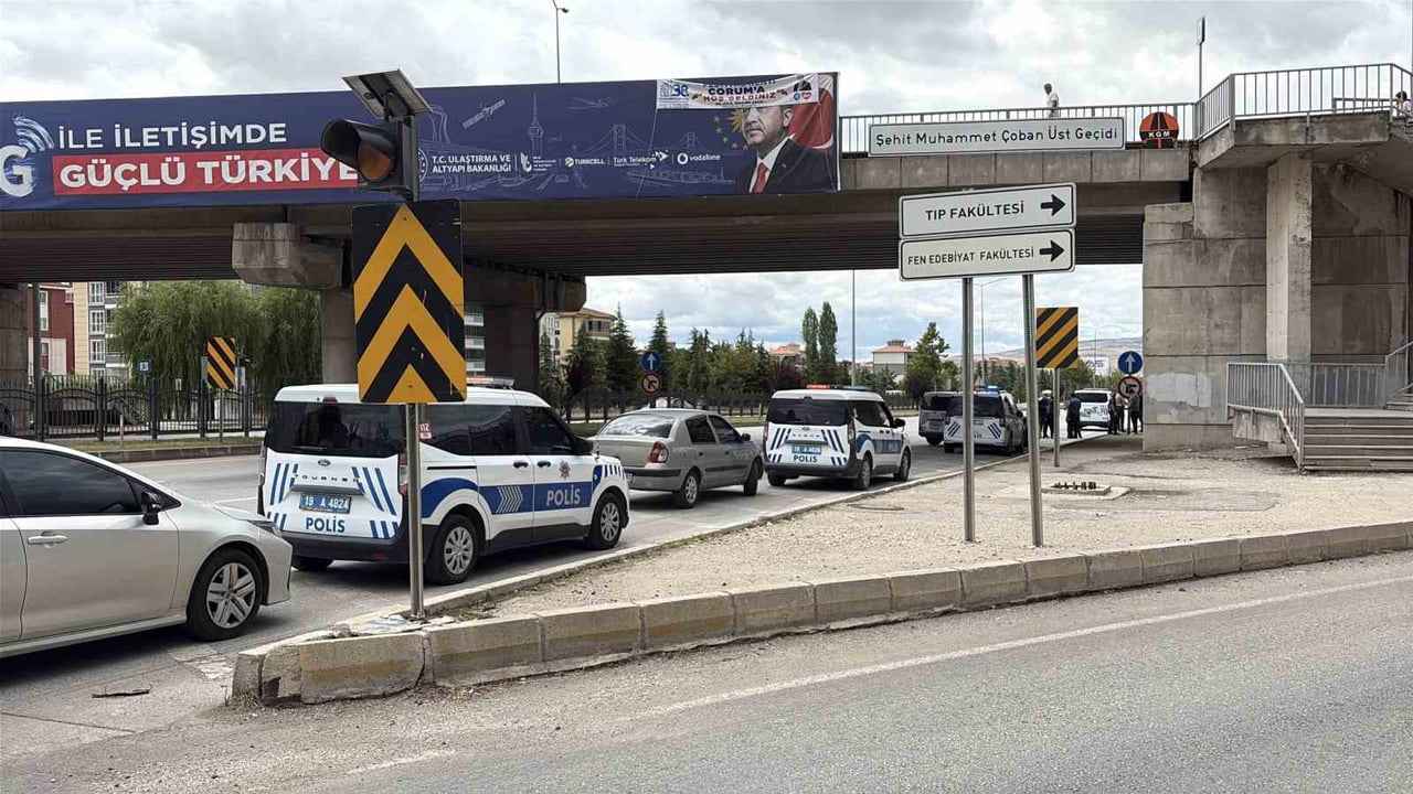 ÇORUM'DA HENÜZ BİLİNMEYEN BİR NEDENLE 9 METRE YÜKSEKLİĞİNDEKİ ÜST GEÇİTTEN YOLA ATLAYAN 27...
