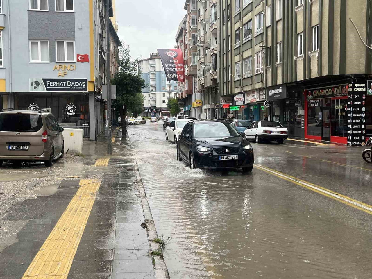 ÇORUM'DA ÖĞLEDEN SONRA ANİDEN BASTIRAN ŞİDDETLİ SAĞANAK YAĞIŞ KENTTE HAYATI OLUMSUZ...