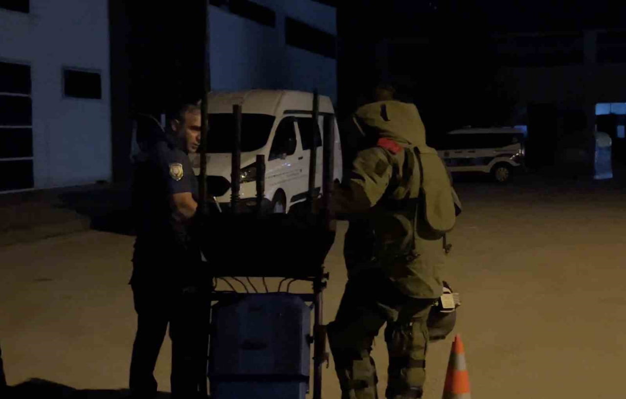 ÇORUM'DA ŞEHİRLERARASI OTOBÜS TERMİNALİ'NDEKİ ŞÜPHELİ VALİZ FÜNYEYLE PATLATILDI. DAHA SONRA...