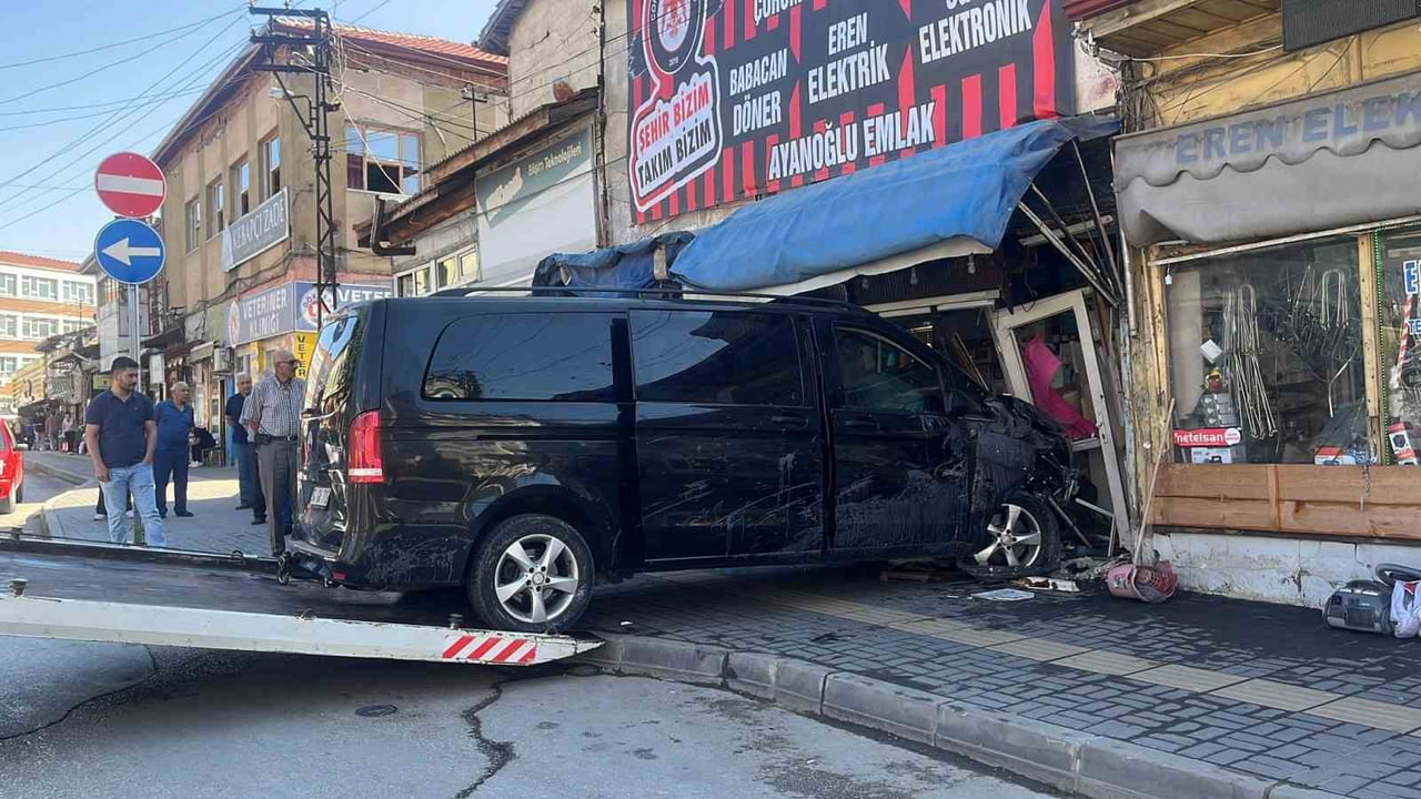 ÇORUM'DA SÜRÜCÜSÜNÜN DİREKSİYON HAKİMİYETİNİ KAYBETTİĞİ MİNİBÜS ÖNCE PARK HALİNDEKİ 5 ARACA...