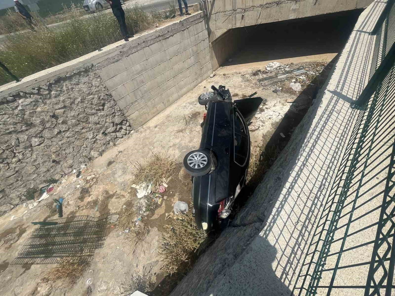 ÇORUM'DA SÜRÜCÜSÜNÜN DİREKSİYON HAKİMİYETİNİ KAYBETTİĞİ OTOMOBİL, YAKLAŞIK 2,5 METRE YÜKSEKTEN...