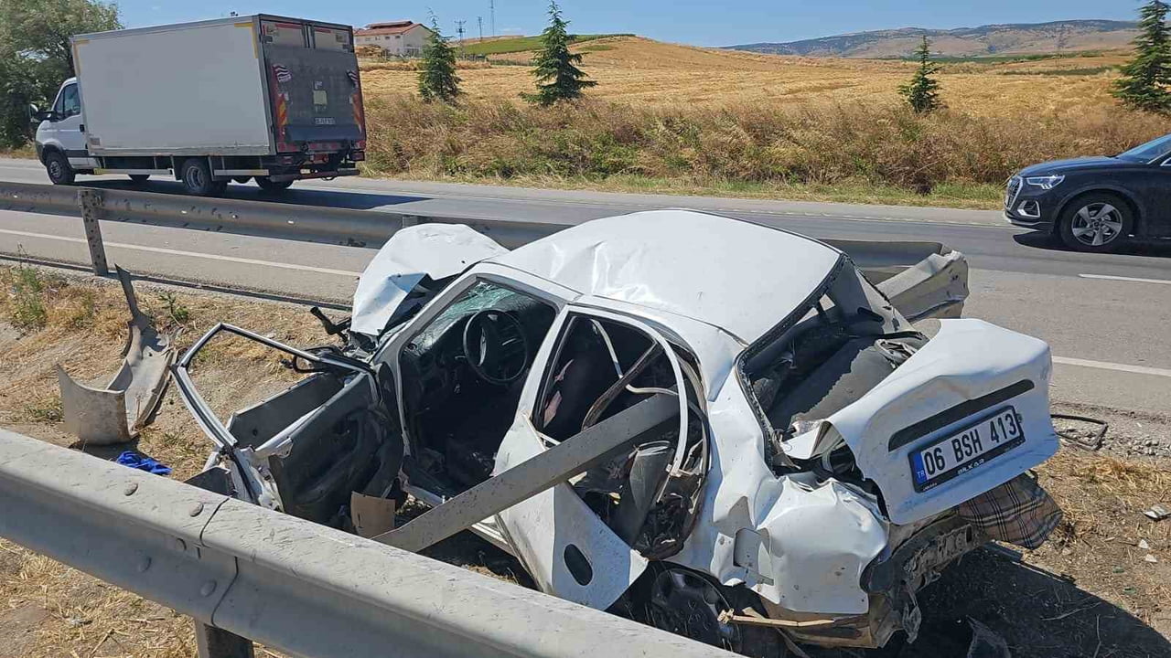 ÇORUM'DA TIR İLE ÇARPIŞTIKTAN SONRA BARİYERLERE SAPLANAN OTOMOBİLİN SÜRÜCÜSÜ YARALANDI.