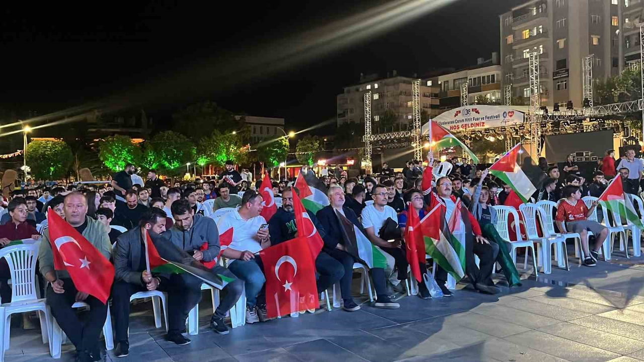 ÇORUM'DA VATANDAŞLAR, İSPANYA VE ARJANTİN'İN KARŞI KARŞIYA GELDİĞİ DÜNYA KUPASI FİNALİNİ DEV...