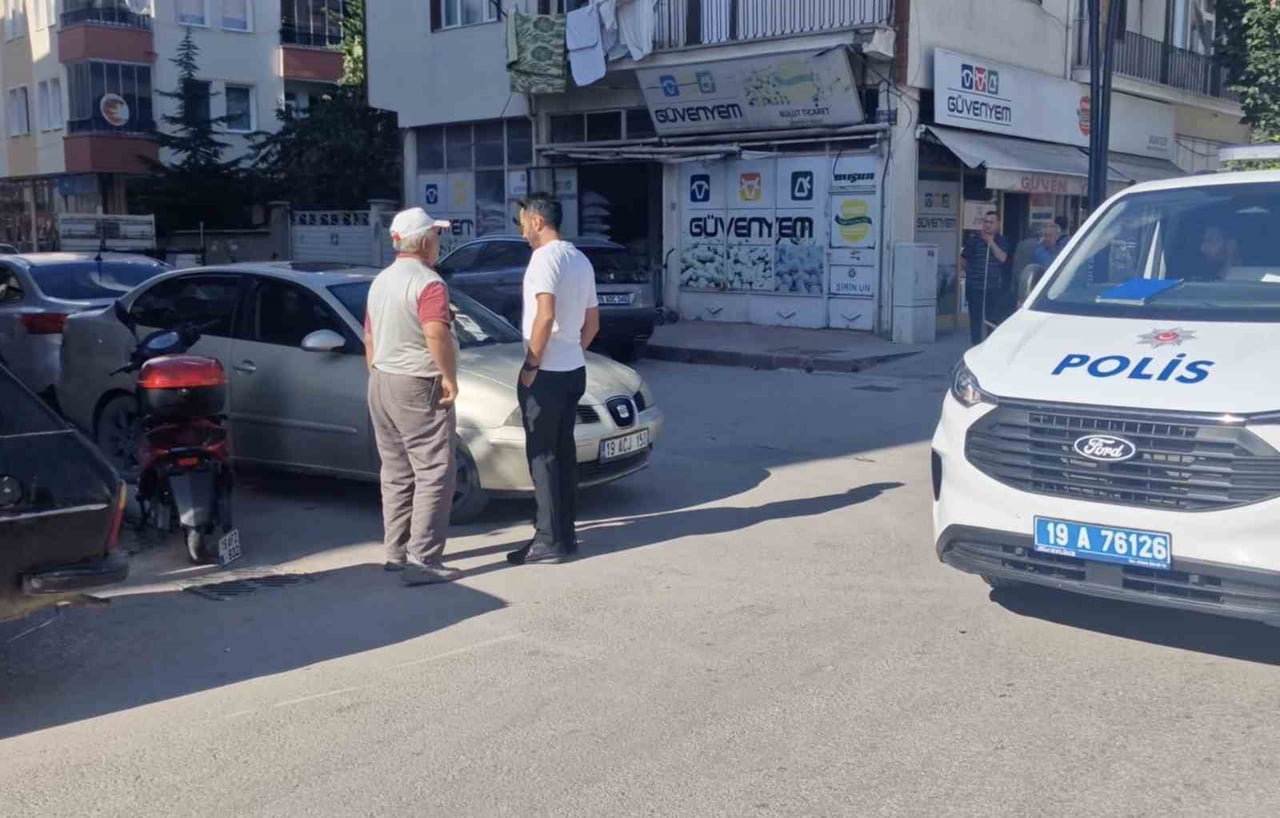 ÇORUM'UN ALACA İLÇESİNDE OTOMOBİL İLE ÇARPIŞAN MOTOSİKLETTEKİ İKİ KİŞİ YARALANDI.