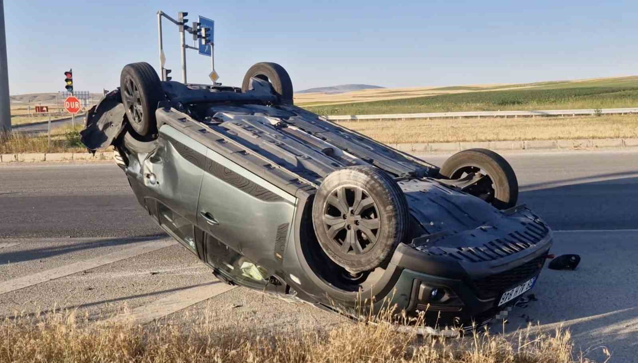 ÇORUM'UN ALACA İLÇESİNDE OTOMOBİLE İLE CİPİN ÇARPIŞMASI NETİCESİNDE MEYDANA GELEN KAZADA 6 KİŞİ...