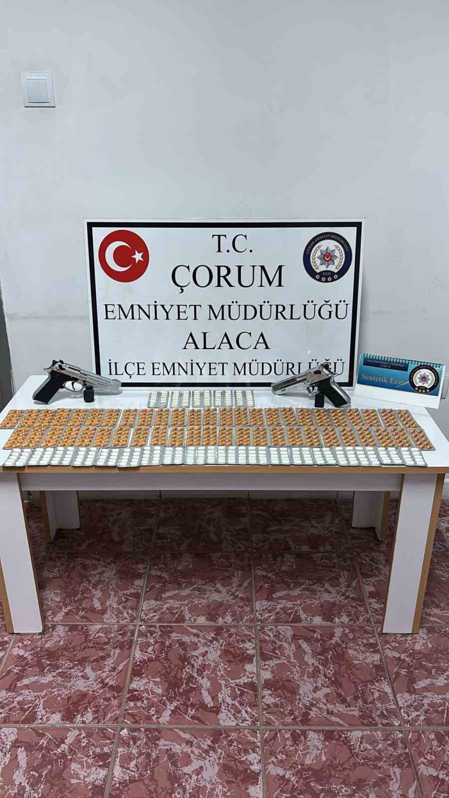 ÇORUM'UN ALACA İLÇESİNDE POLİS EKİPLERİ TARAFINDAN DÜZENLENEN UYUŞTURUCU OPERASYONUNDA, EVİNDE VE...