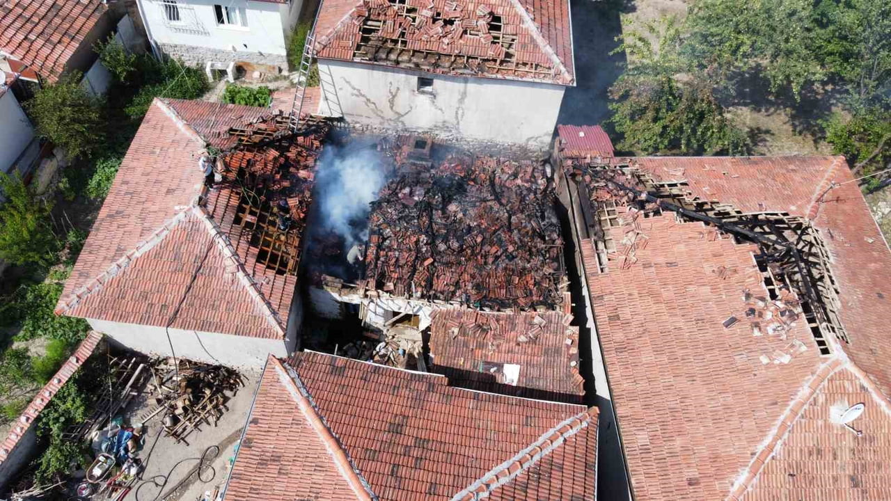 ÇORUM'UN ALACA İLÇESİNDE TANDIRLIKTA ÇIKAN YANGIN 3 EVİN ÇATISINA SIÇRADI. YANGIN İTFAİYE...