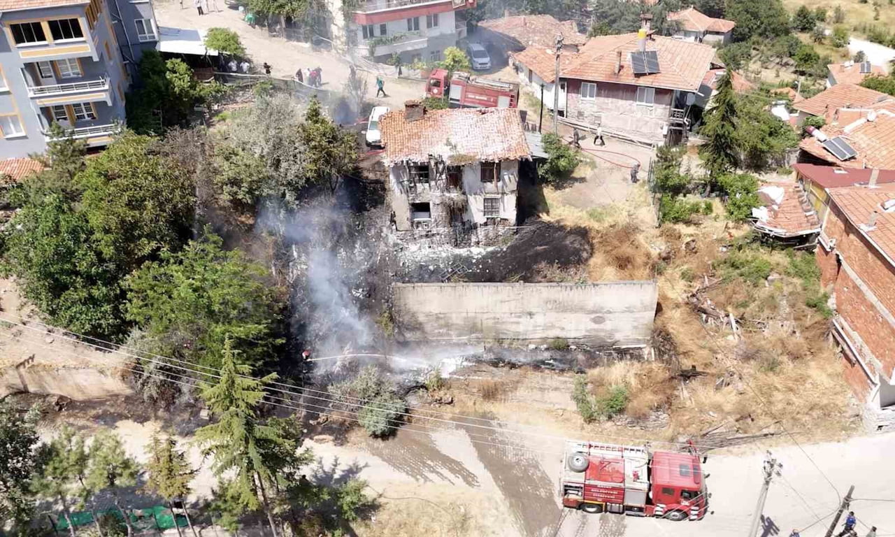 ÇORUM'UN BAYAT İLÇESİNDE OTLUK ALANDA ÇIKAN YANGININ SIÇRADIĞI İKİ KATLI AHŞAP EV VE PARK...