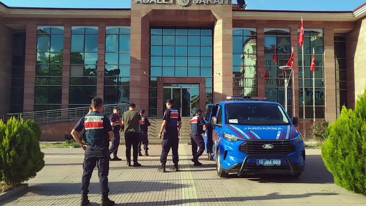 ÇORUM'UN OSMANCIK İLÇESİNDE JANDARMA EKİPLERİNİN DÜZENLEDİĞİ UYUŞTURUCU OPERASYONUNDA GÖZALTINA...