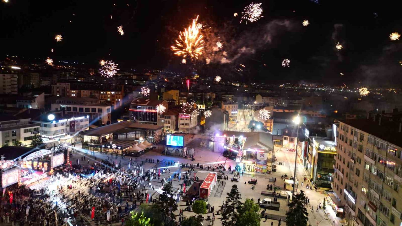 ÇORUM’DA 38. ULUSLARARASI HİTİT FUAR VE FESTİVALİ ÇERÇEVESİNDE KADEŞ BARIŞ MEYDANINDA HAVAİ FİŞEK...