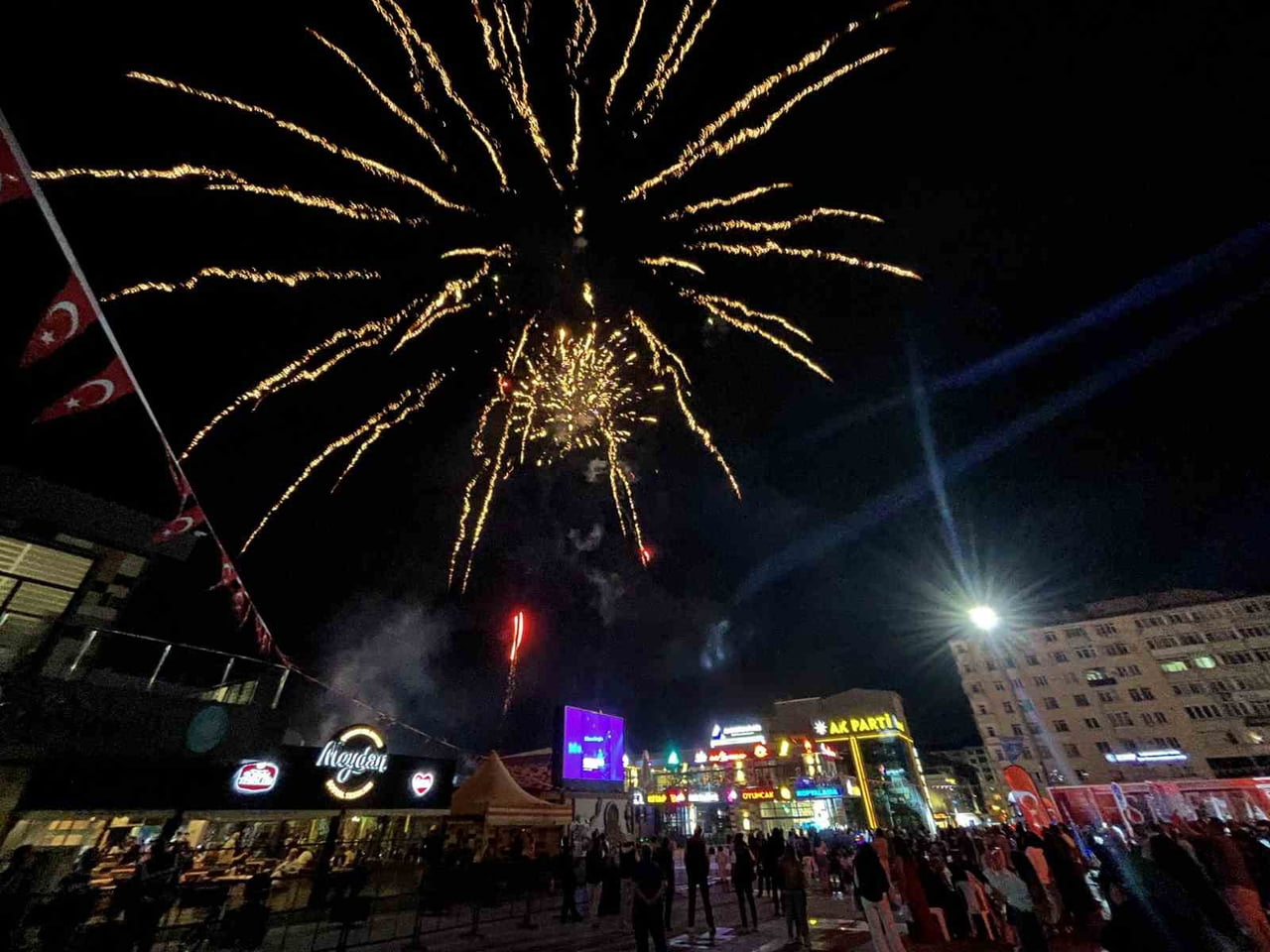 ÇORUM’DA 38. ULUSLARARASI HİTİT FUAR VE FESTİVALİ ÇERÇEVESİNDE KADEŞ BARIŞ MEYDANINDA HAVAİ FİŞEK...