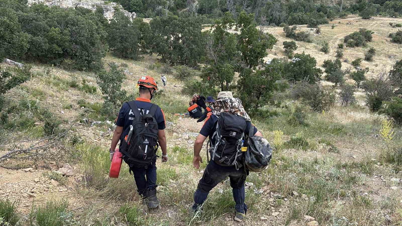 ÇORUM’DA ARKADAŞLARIYLA BİRLİKTE DEFİNE ARADIĞI MAĞARADA MAHSUR KALDIĞI İHBAR EDİLEN ŞAHSIN CANSIZ...