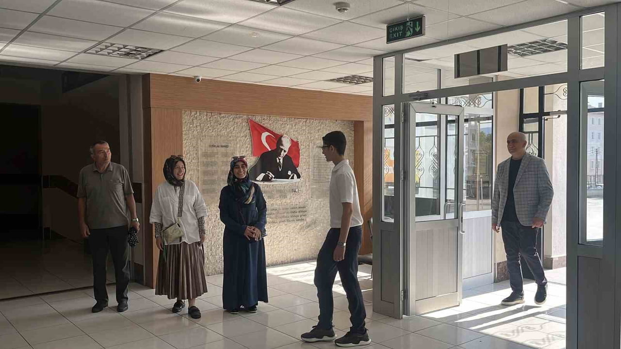 ÇORUM’DA GİRDİĞİ LİSELERE GEÇİŞ SINAVI’NDA TÜM SORULARI DOĞRU CEVAPLAYARAK TÜRKİYE BİRİNCİSİ OLAN...