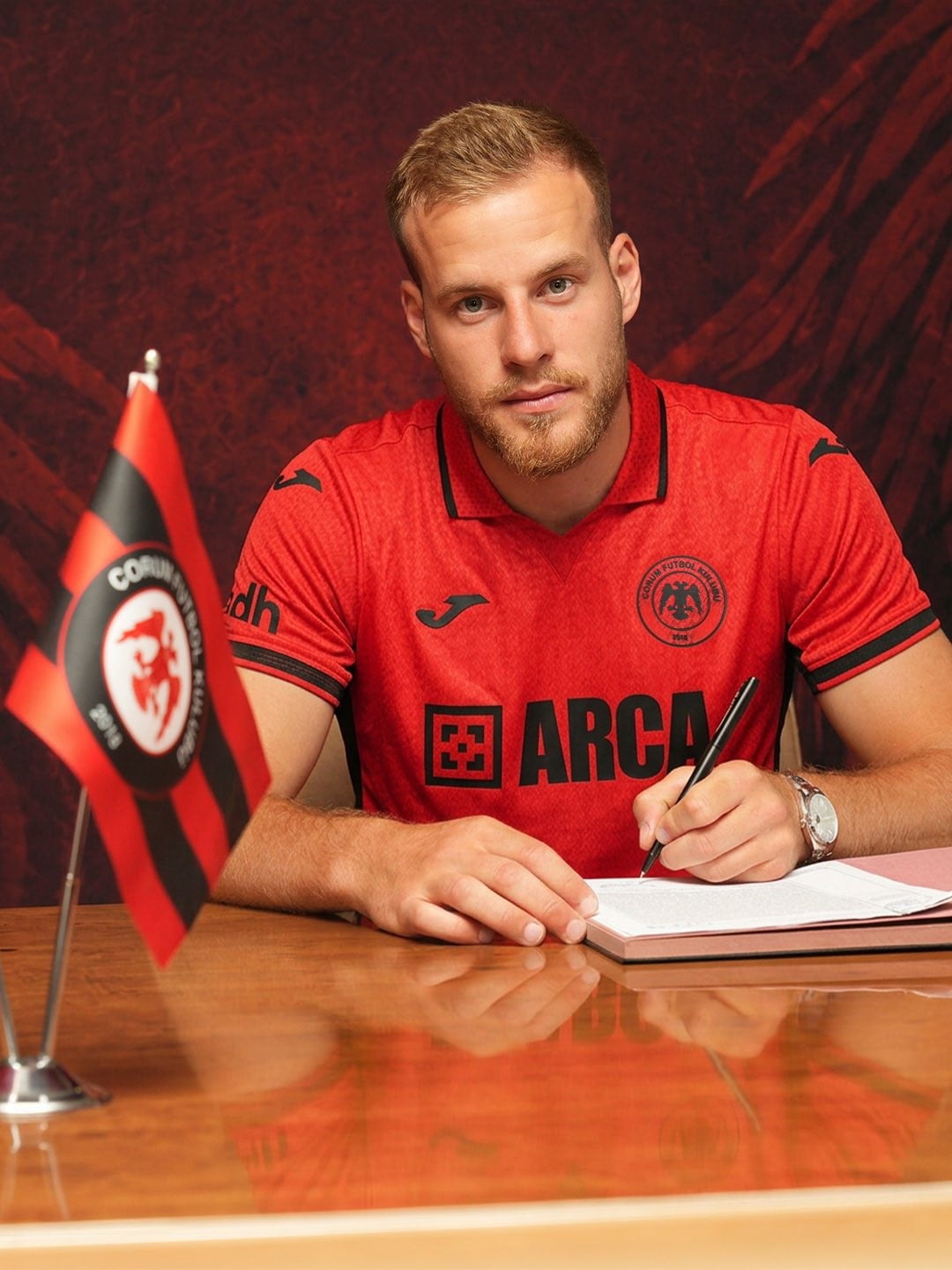 ÇORUM FK, GEÇEN YIL KOCAELİSPOR'DA KİRALIK OLARAK FORMA GİYEN HRVOJE SMOLCİC'İ RENKLERİNE...