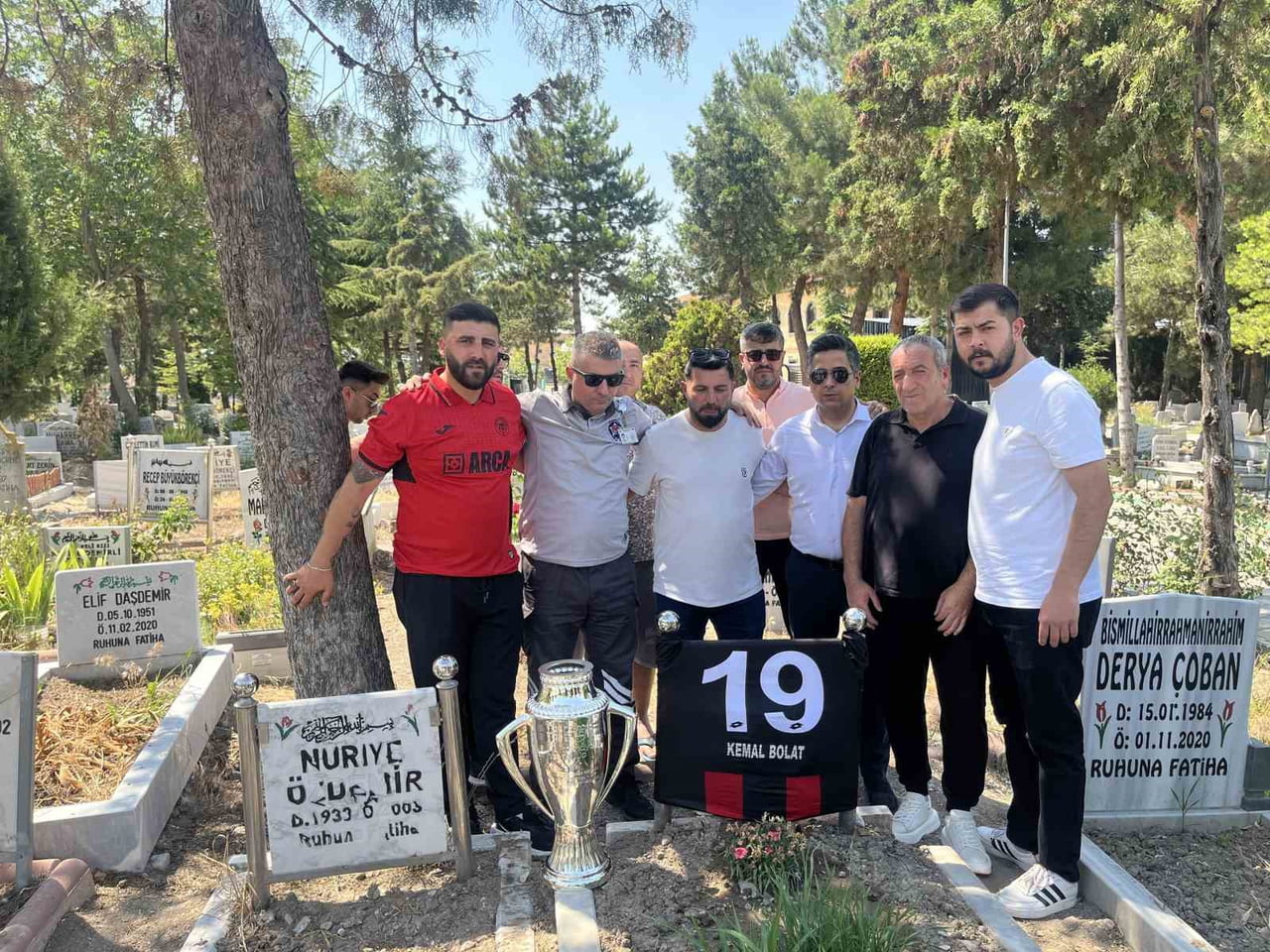 ÇORUM FK TARAFTARLARI KEMAL BOLATI MEZARI BAŞINDA ANARAK KUPAYI GETİRDİ