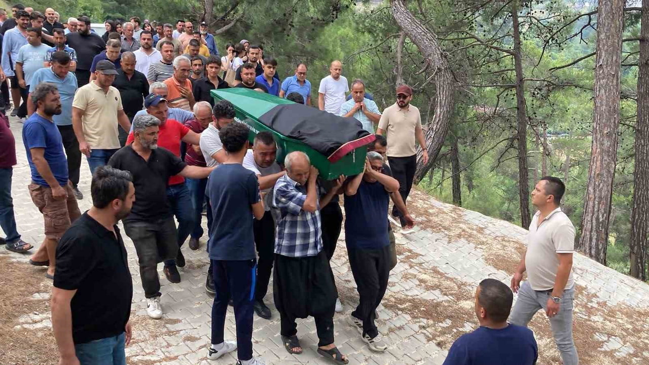 CÜBBESİ TABUTUN ÜZERİNE KONULAN ŞEN İÇİN CENAZE NAMAZI MEZARLIKTA KILINDI. ŞEN'İN NAAŞI GÖZYAŞLARI...