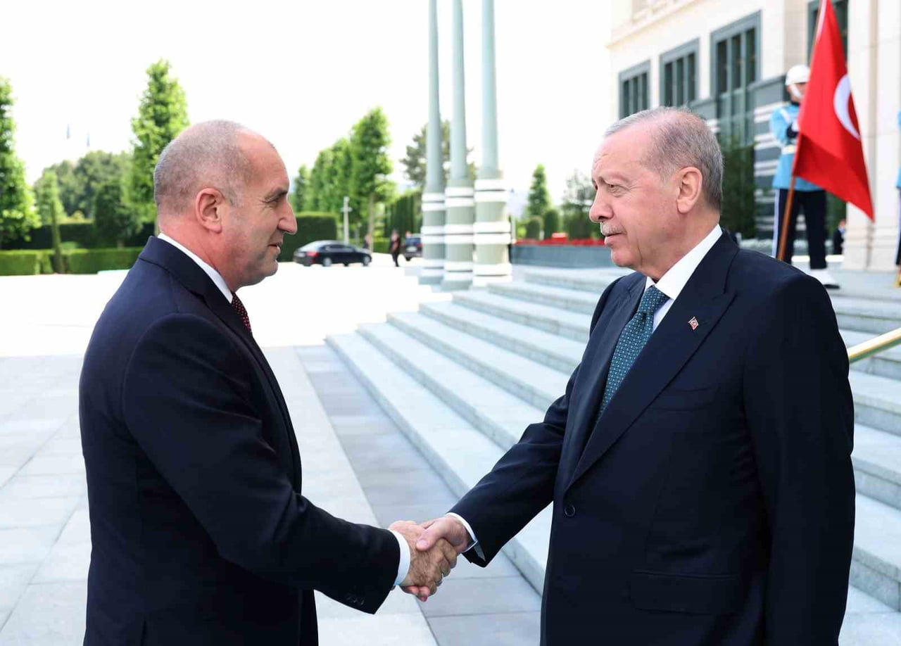 CUMHURBAŞKANI ERDOĞAN, CUMHURBAŞKANLIĞI KÜLLİYESİ'NDE BULGARİSTAN BAŞBAKANI RUMEN RADEV'İ KABUL...