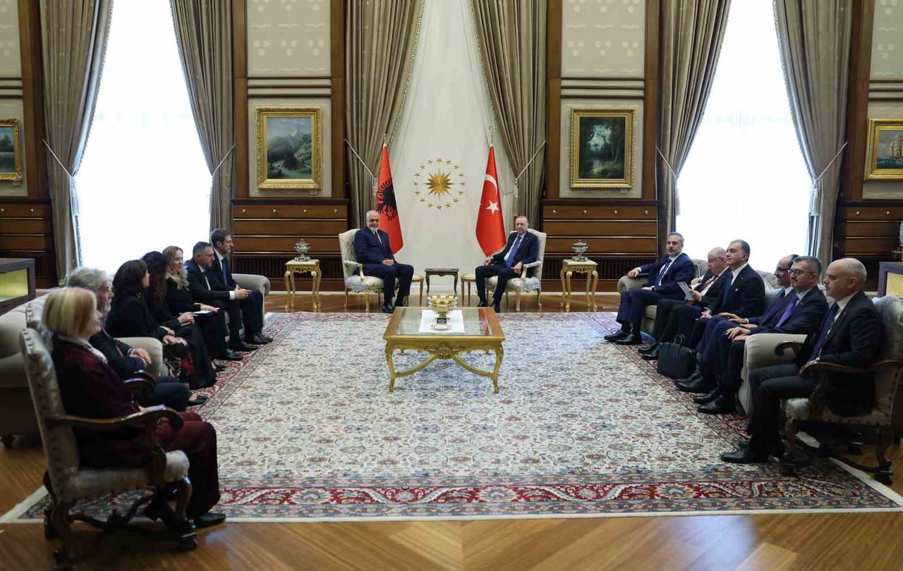 CUMHURBAŞKANI RECEP TAYYİP ERDOĞAN, ARNAVUTLUK BAŞBAKANI EDİ RAMA İLE GÖRÜŞTÜ.