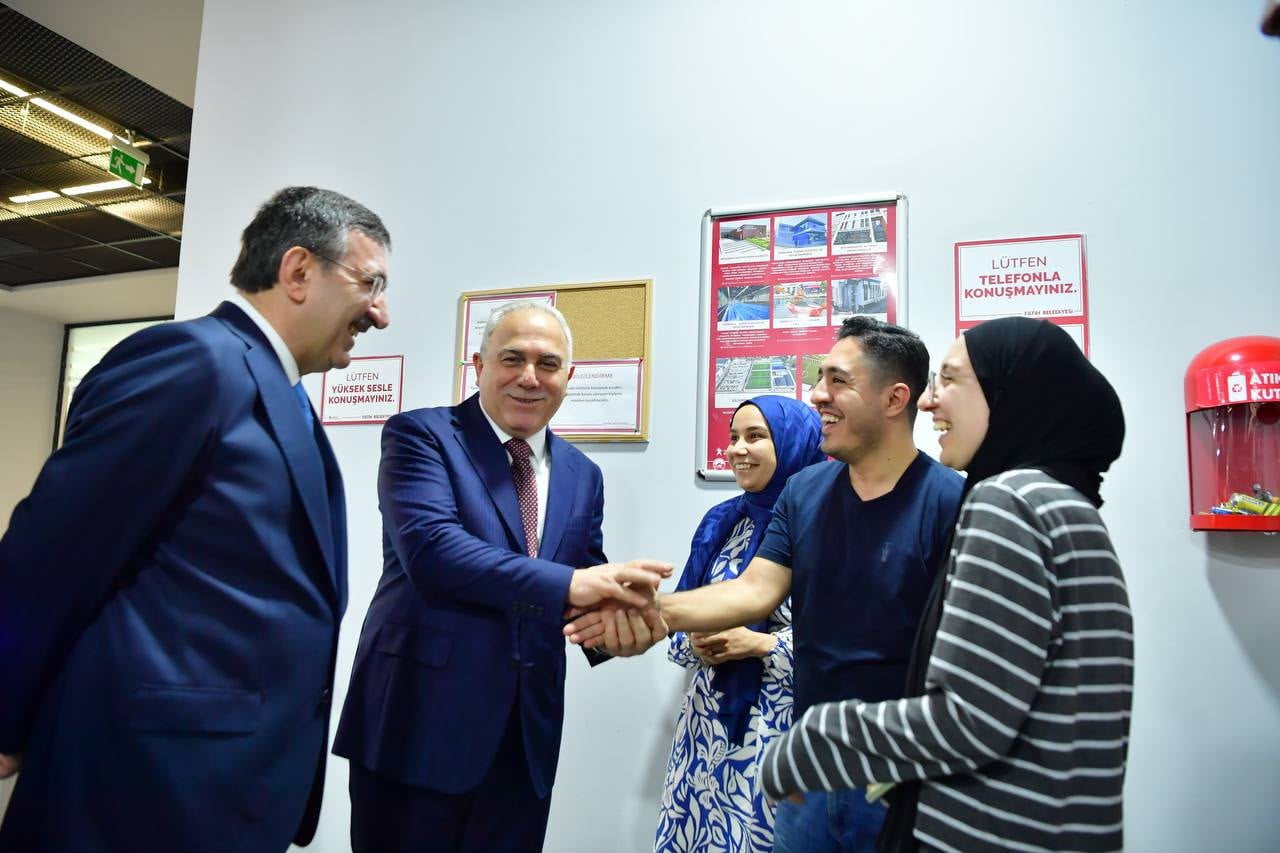 CUMHURBAŞKANI YARDIMCISI CEVDET YILMAZ, FATİH MERKEZ KÜTÜPHANESİ’Nİ GEZDİ. YILMAZ, DERS ÇALIŞAN...
