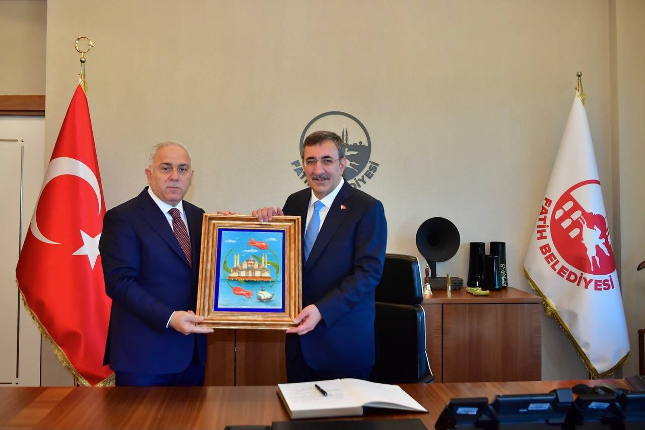 CUMHURBAŞKANI YARDIMCISI CEVDET YILMAZ, FATİH MERKEZ KÜTÜPHANESİ’Nİ GEZDİ. YILMAZ, DERS ÇALIŞAN...