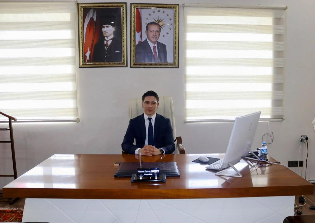 CUMHURBAŞKANLIĞI ATAMA KARARNAMESİ İLE ÇILDIR KAYMAKAMLIĞI GÖREVİNE ATANAN YUNUS EMRE SAKIZCI...