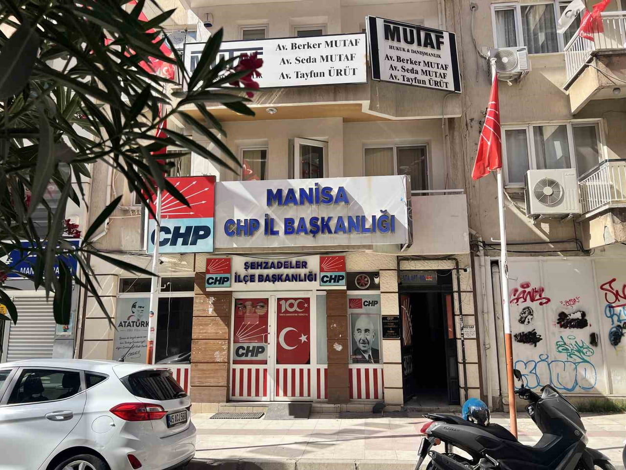 CUMHURİYET HALK PARTİSİ (CHP) MANİSA İL BAŞKANLIĞI BİNASINDA İKİ PARTİ ÜYESİ ARASINDA ÇIKAN...