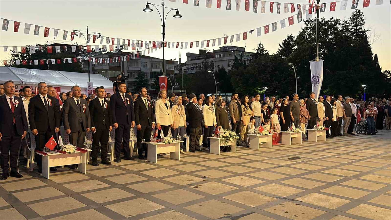 CUMHURİYET MEYDANI'NDA PROGRAM DÜZENLENDİ