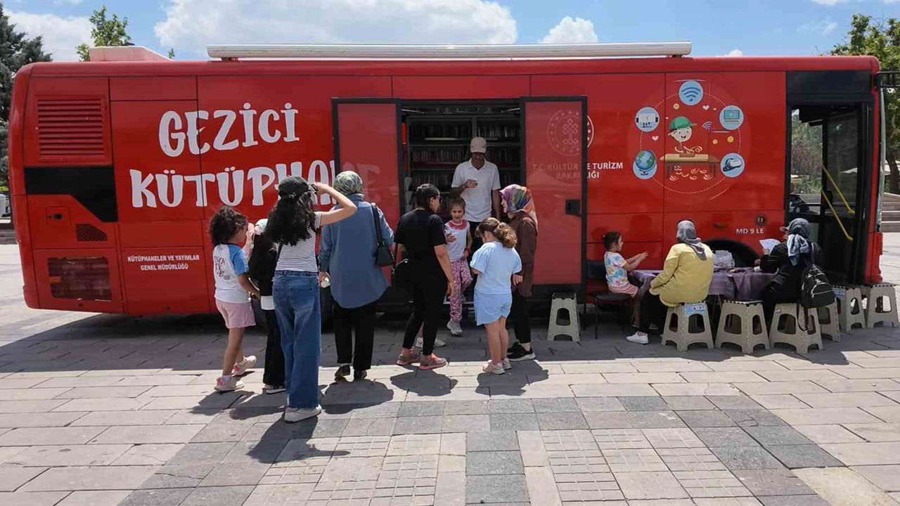 CUMHURİYET MEYDANI’NDA BULUNAN İL KÜLTÜR VE TURİZM MÜDÜRLÜĞÜNE AİT GEZİCİ KÜTÜPHANE OTOBÜSÜ DE...