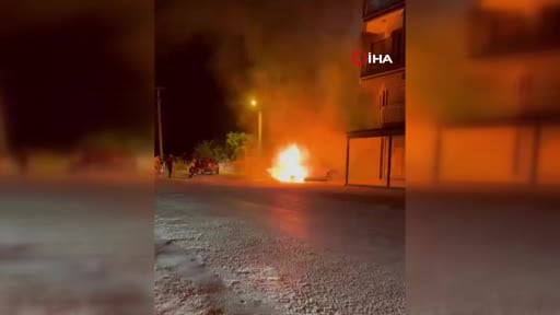 Dalaman'da park halindeki elektrikli araç alev alev yandı