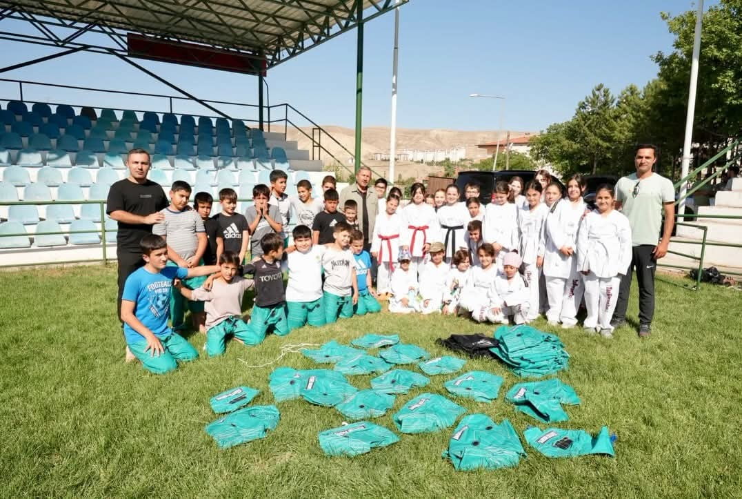 DARENDE'DE GENÇ SPORCULARA BELEDİYEDEN DESTEK