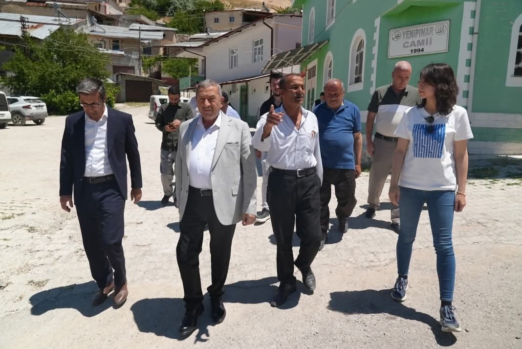 DARENDE'DE YENİPINAR MAHALLESİ'NE MENFEZ, MAHALLE KONAĞI VE YOL YATIRIMI