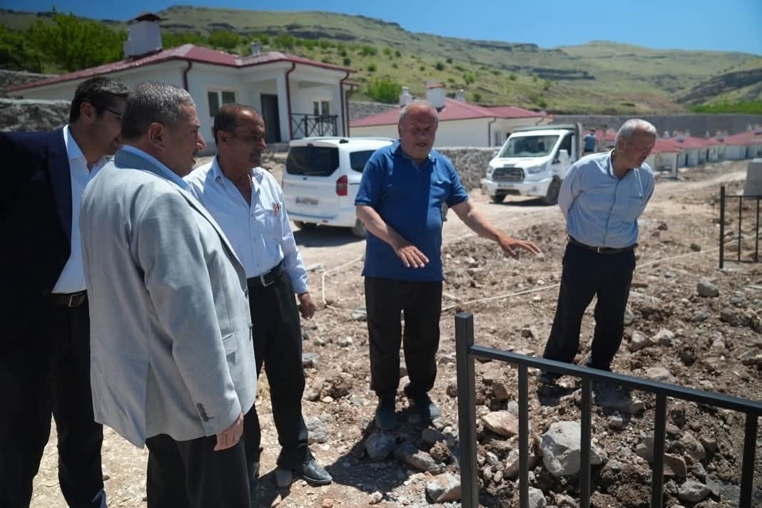 DARENDE'DE YENİPINAR MAHALLESİ'NE MENFEZ, MAHALLE KONAĞI VE YOL YATIRIMI