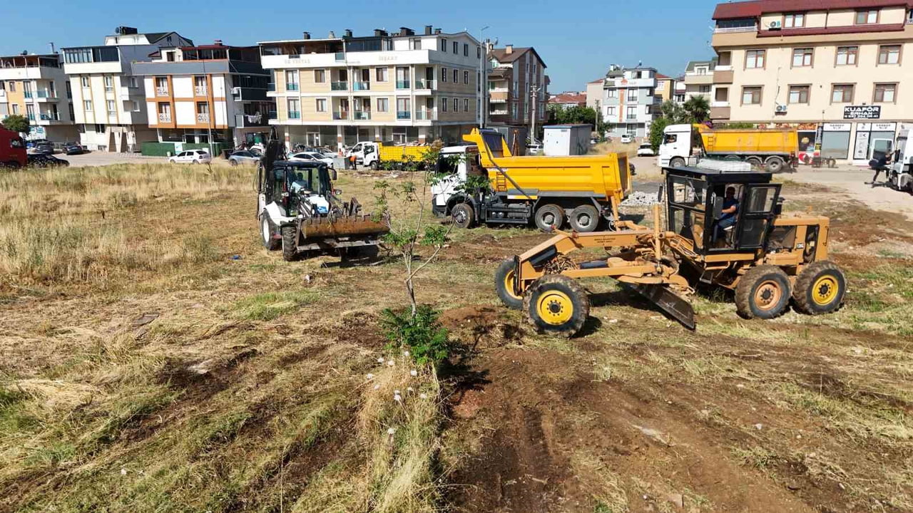 DARICA'DA BELEDİYEYE BAĞLI 6 FARKLI MÜDÜRLÜĞÜN KATILIMIYLA YÜRÜTÜLEN KAPSAMLI YAZ TEMİZLİĞİ VE...