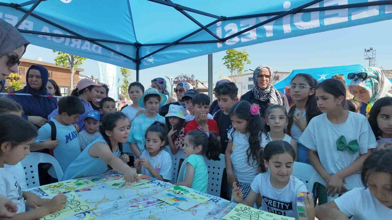 DARICA'DA DÜZENLENEN SOSYAL ETKİNLİKLER KAPSAMINDA MAHALLEYE GETİRİLEN ETKİNLİK OTOBÜSÜYLE...