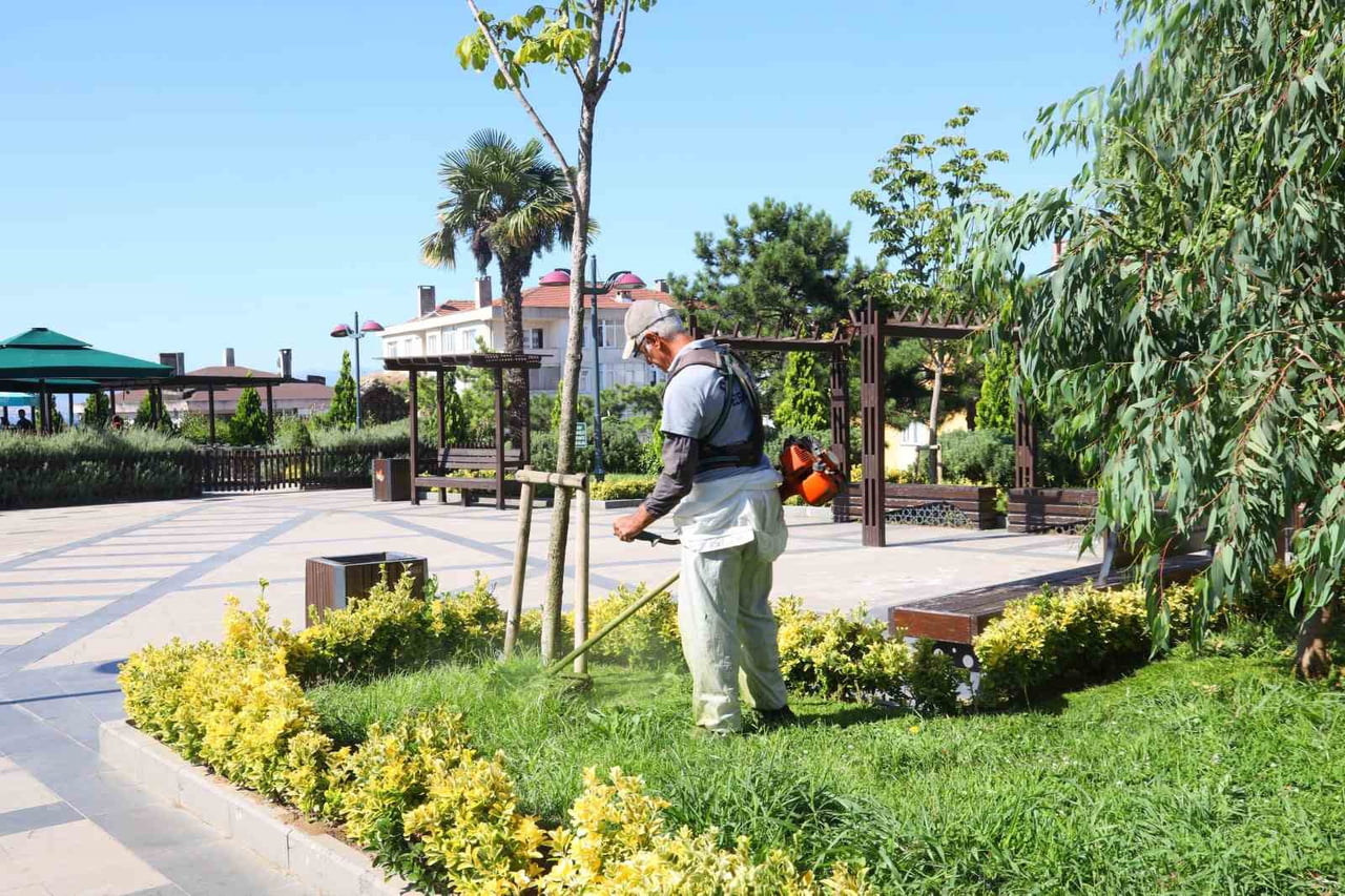 DARICA BELEDİYESİ TEMİZLİK İŞLERİ MÜDÜRLÜĞÜ KOORDİNASYONUNDA YÜRÜTÜLEN ÇALIŞMALARA, YAKLAŞIK 100...