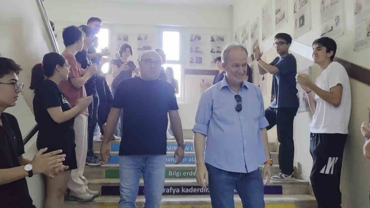 DAVUT KASAR (SOLDAKİ SİYAH TİŞÖRTLÜ) ÖĞRENCİLER TARAFINDAN ALKIŞLARLA KORİDORDA...